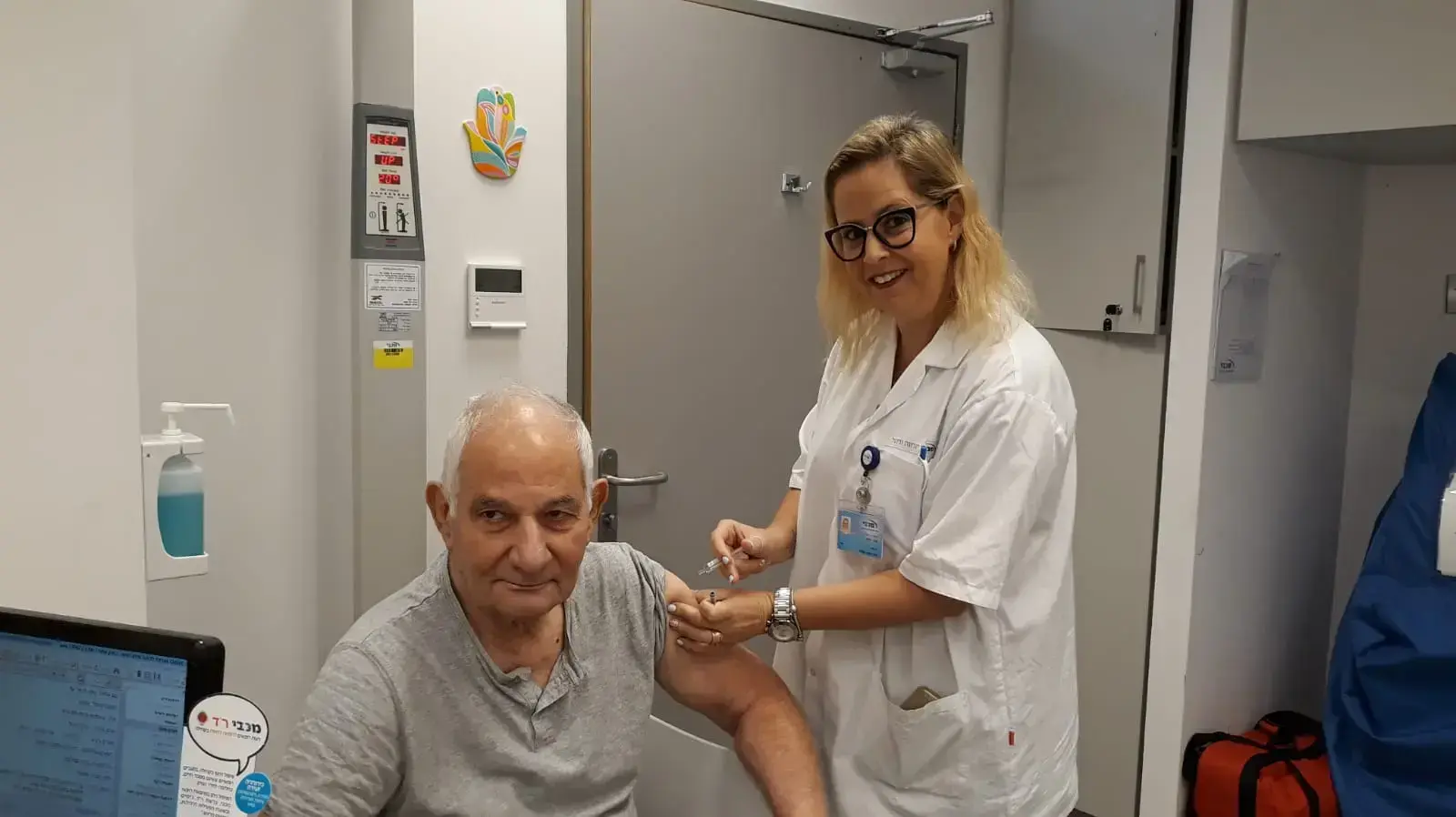 גבר מתחסן נגד שפעת, 25 בדצמבר 2019 גבר מתחסן נגד שפעת, 25 בדצמבר 2019