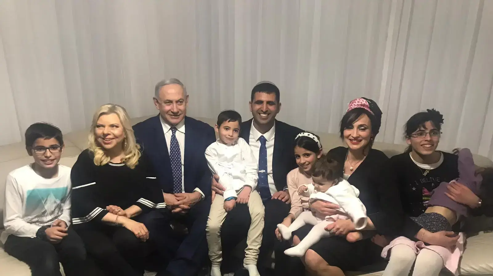 ראש הממשלה נתניהו ורעייתו שרה עם משפחתו של חה"כ שלמה קרעי, בתום כנס בביתו של קרעי במושב זמרת בעוטף עזה 25 בדצמבר 2019 ראש הממשלה נתניהו ורעייתו שרה עם משפחתו של חה"כ שלמה קרעי, בתום כנס בביתו של קרעי במושב זמרת בעוטף עזה 25 בדצמבר 2019