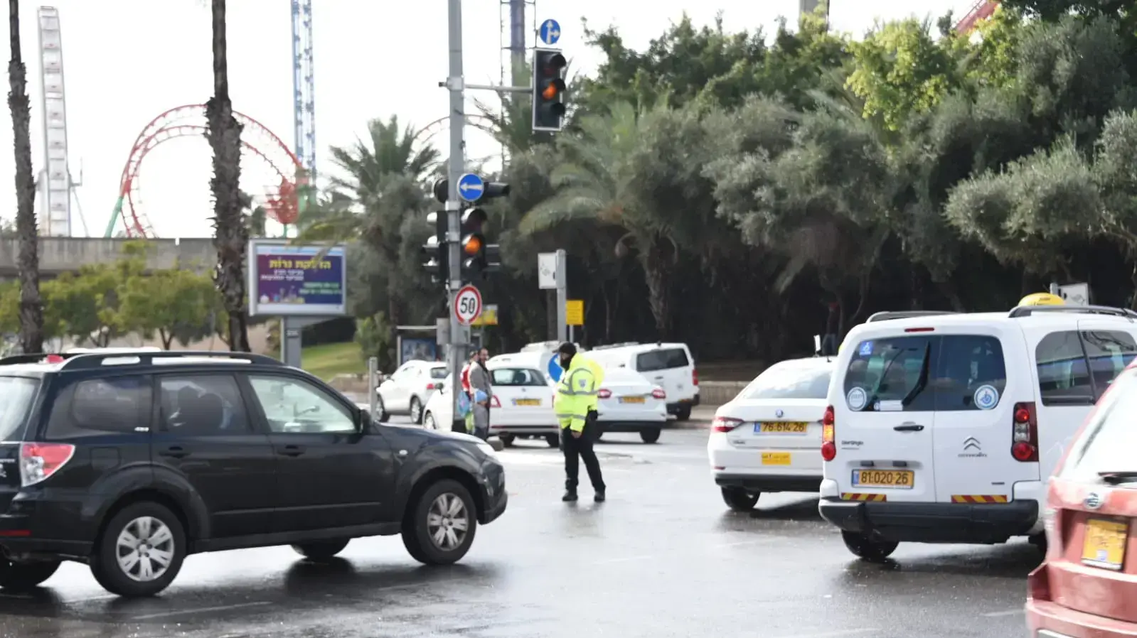 שוטרים מכוונים את התנועה בתל אביב בשל תקלת רמזורים בעקבות תנאי מזג האוויר 26 בדצמבר 2019 שוטרים מכוונים את התנועה בתל אביב בשל תקלת רמזורים בעקבות תנאי מזג האוויר 26 בדצמבר 2019