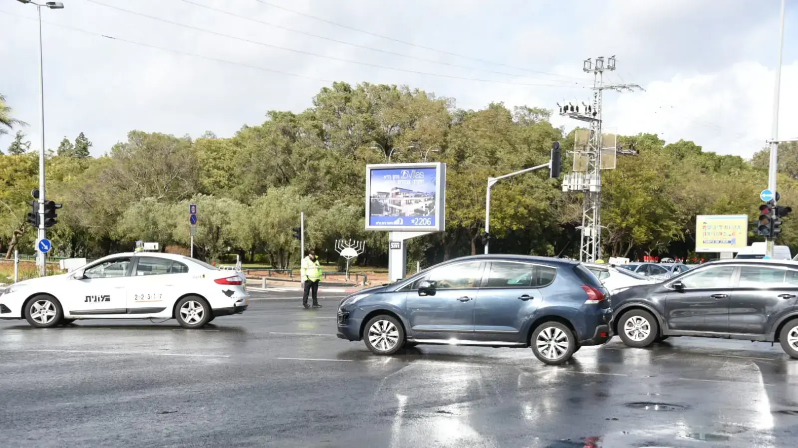 שוטרים מכוונים את התנועה בתל אביב בשל תקלת רמזורים בעקבות תנאי מזג האוויר 26 בדצמבר 2019 שוטרים מכוונים את התנועה בתל אביב בשל תקלת רמזורים בעקבות תנאי מזג האוויר 26 בדצמבר 2019