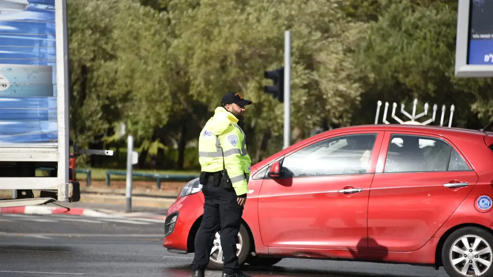 שוטרים מכוונים את התנועה בתל אביב בשל תקלת רמזורים בעקבות תנאי מזג האוויר 26 בדצמבר 2019 שוטרים מכוונים את התנועה בתל אביב בשל תקלת רמזורים בעקבות תנאי מזג האוויר 26 בדצמבר 2019