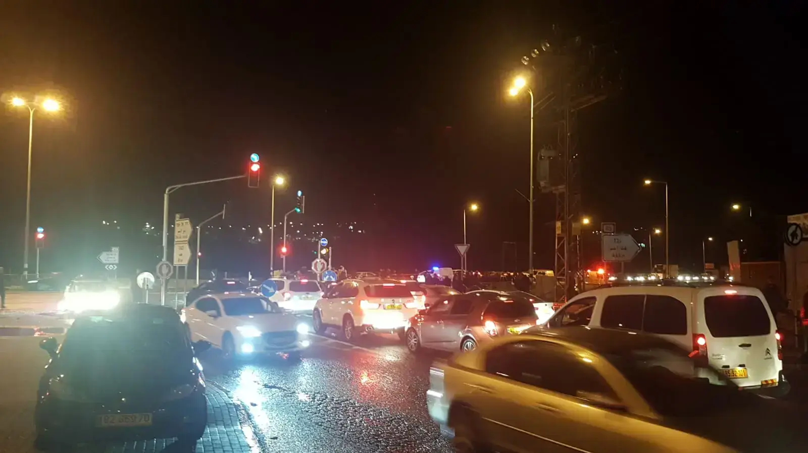 זירת הירי בה חוסל גבר בשנות ה-50 לחייו בצומת דיר אל-אסד שבגליל. 27 בדצמבר 2019. זירת הירי בה חוסל גבר בשנות ה-50 לחייו בצומת דיר אל-אסד שבגליל. 27 בדצמבר 2019.