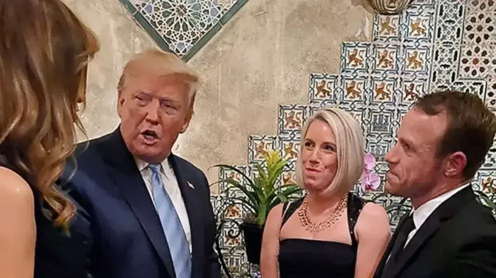  אדוארד גאלאגר, איש הכוחות למבצעים מיוחדים ורעייתו במהלך פגישתם עם נשיא ארה"ב, דונלד טראמפ ורעייתו בפלורידה, ארה"ב 29 בדצמב 2019 
