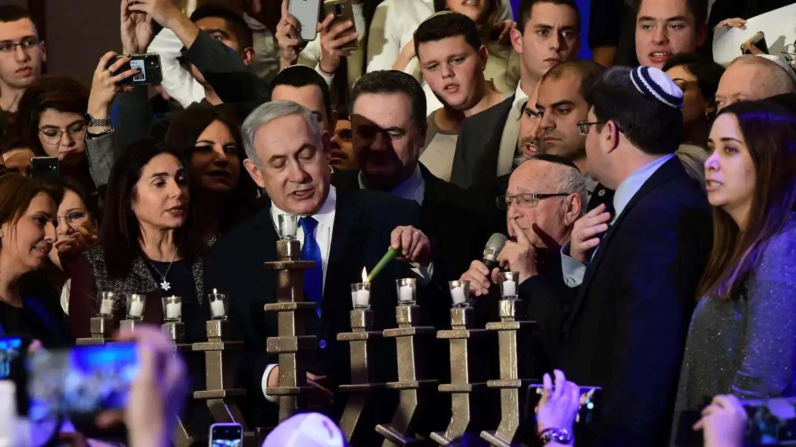הדלקת נר שמיני של חנוכה של פעילי ליכוד עם רה"מ נתניהו ורעייתו, דן פנורמה ת"א, 29 בדצמבר 2019 הדלקת נר שמיני של חנוכה של פעילי ליכוד עם רה"מ נתניהו ורעייתו, דן פנורמה ת"א, 29 בדצמבר 2019