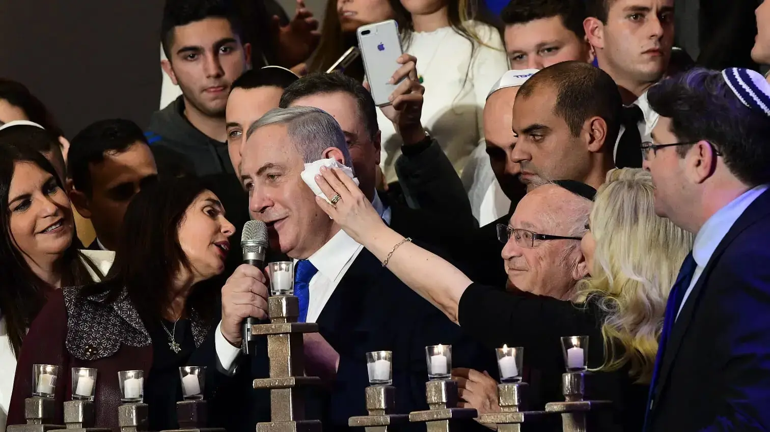 הדלקת נר שמיני של חנוכה של פעילי ליכוד עם רה"מ נתניהו ורעייתו, דן פנורמה ת"א, 29 בדצמבר 2019 הדלקת נר שמיני של חנוכה של פעילי ליכוד עם רה"מ נתניהו ורעייתו, דן פנורמה ת"א, 29 בדצמבר 2019