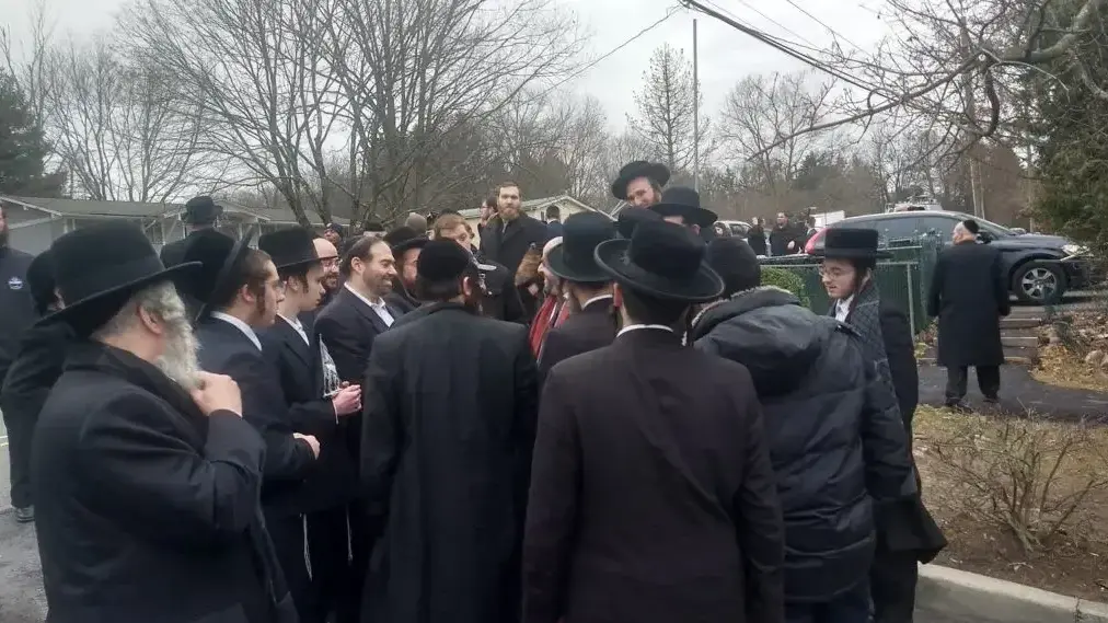 תושבים יהודים מחוץ לביתו של הרב שהותקף בעיר מונסי, ניו יורק, 29 בדצמבר 2019 תושבים יהודים מחוץ לביתו של הרב שהותקף בעיר מונסי, ניו יורק, 29 בדצמבר 2019