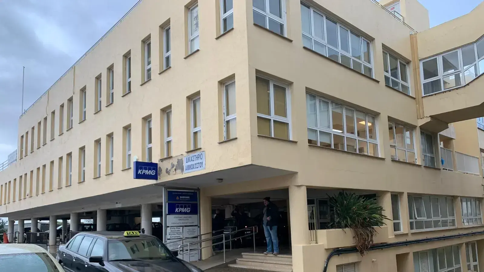 גזר הדין לבריטית בפרשת האונס בקפריסין, הפגנת פמיניסטיות בבית המשפט, 30 בדצמבר 2019 גזר הדין לבריטית בפרשת האונס בקפריסין, הפגנת פמיניסטיות בבית המשפט, 30 בדצמבר 2019
