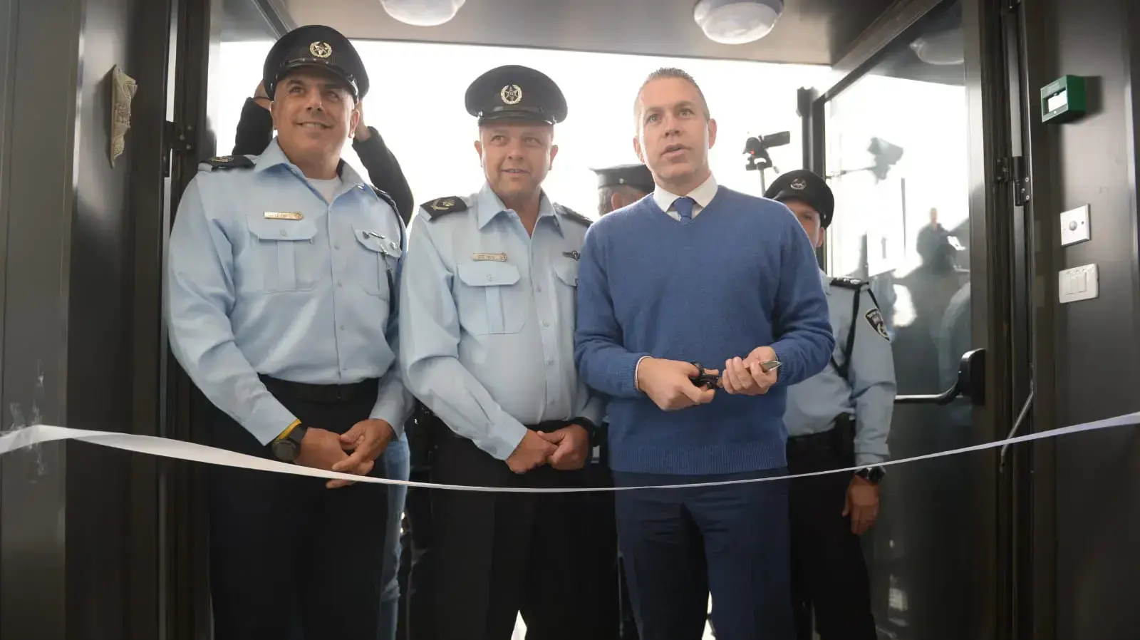 טקס חניכת המבנה החדש של מרחב שומרון של המשטרה המתקיים כעת בעיר אריאל, במעמד השר לבט"פ גלעד ארדן, מ"מ מפכ"ל המשטרה, ממ"ז ש"י, סגל הפיקוד הבכיר של המשטרה, ראש מועצת יש"ע דוד אלחייני, ונוספים. טקס חניכת המבנה החדש של מרחב שומרון של המשטרה המתקיים כעת בעיר אריאל, במעמד השר לבט"פ גלעד ארדן, מ"מ מפכ"ל המשטרה, ממ"ז ש"י, סגל הפיקוד הבכיר של המשטרה, ראש מועצת יש"ע דוד אלחייני, ונוספים.