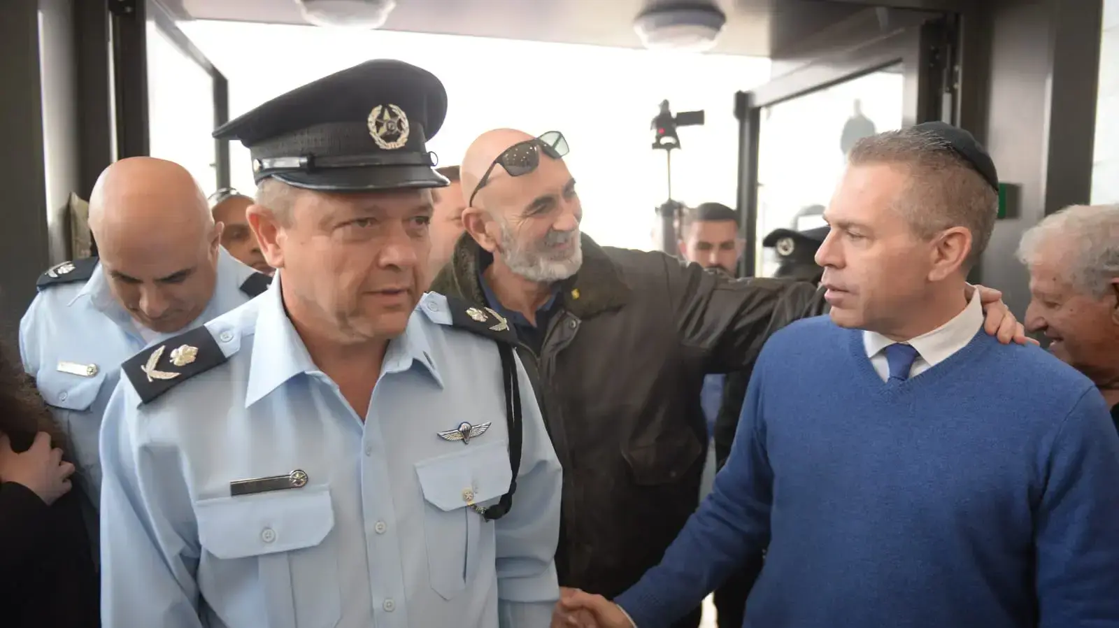 טקס חניכת המבנה החדש של מרחב שומרון של המשטרה המתקיים כעת בעיר אריאל, במעמד השר לבט"פ גלעד ארדן, מ"מ מפכ"ל המשטרה, ממ"ז ש"י, סגל הפיקוד הבכיר של המשטרה, ראש מועצת יש"ע דוד אלחייני, ונוספים. טקס חניכת המבנה החדש של מרחב שומרון של המשטרה המתקיים כעת בעיר אריאל, במעמד השר לבט"פ גלעד ארדן, מ"מ מפכ"ל המשטרה, ממ"ז ש"י, סגל הפיקוד הבכיר של המשטרה, ראש מועצת יש"ע דוד אלחייני, ונוספים.