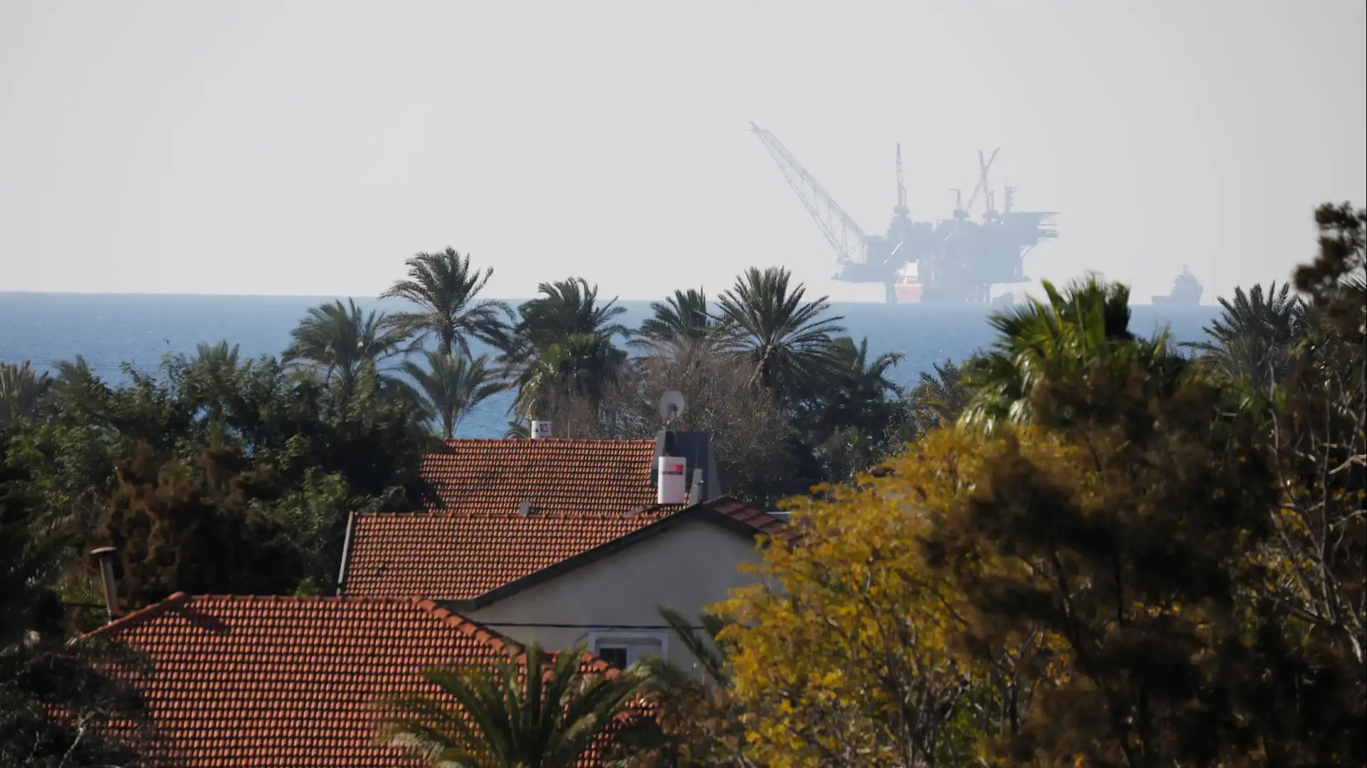 בתי קיבוץ נחשולים בצפון הארץ ברקע אסדת הגז לוויתן ב-18 בדצמבר 2019 בתי קיבוץ נחשולים בצפון הארץ ברקע אסדת הגז לוויתן ב-18 בדצמבר 2019
