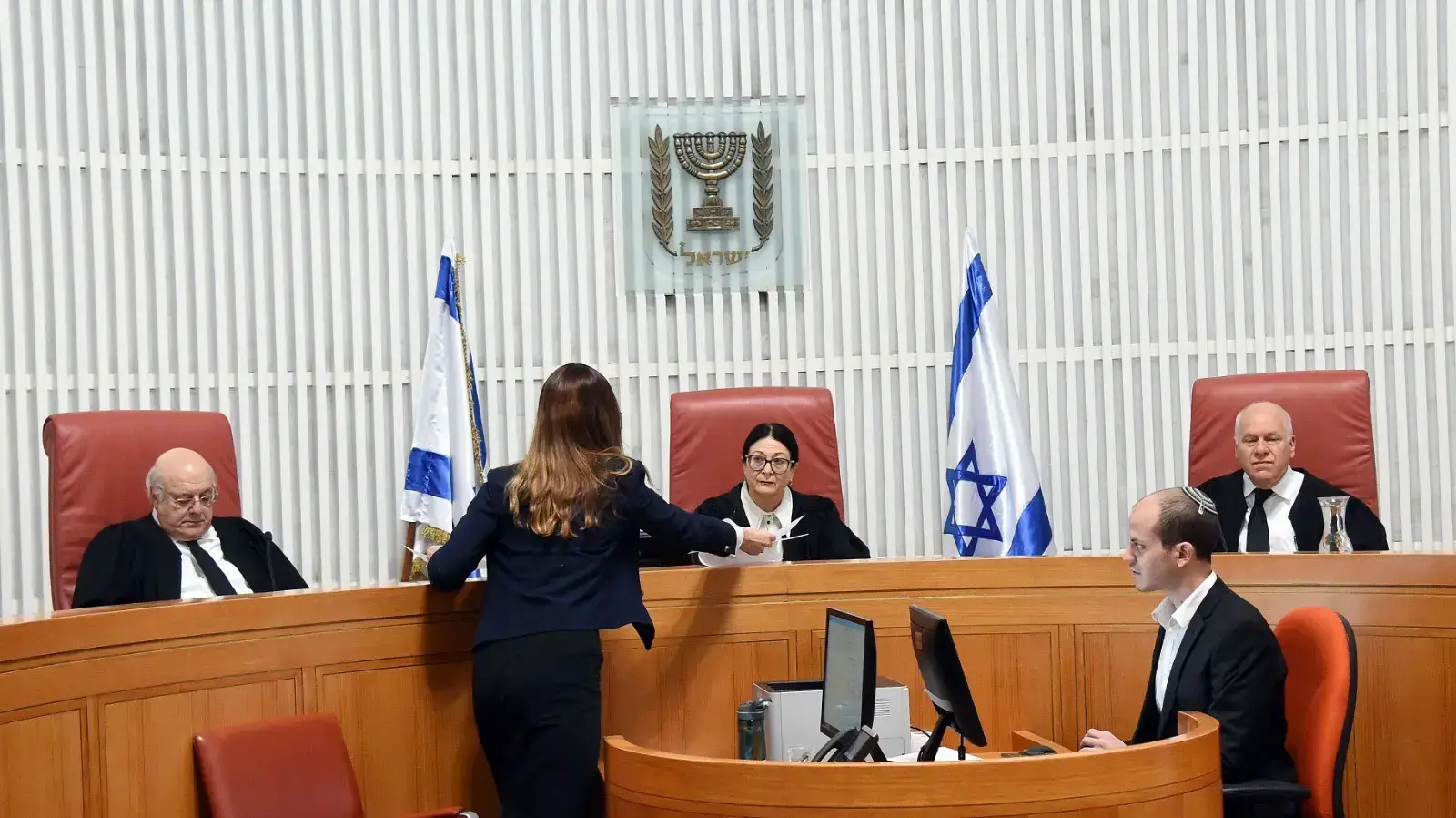 השופטת אסתר חיות בדיון בשאלה האם ראש הממשלה בנימין נתניהו יוכל להרכיב ממשלה תחת כתב אישום, בית המשפט העליון 31 בדצמבר 2019