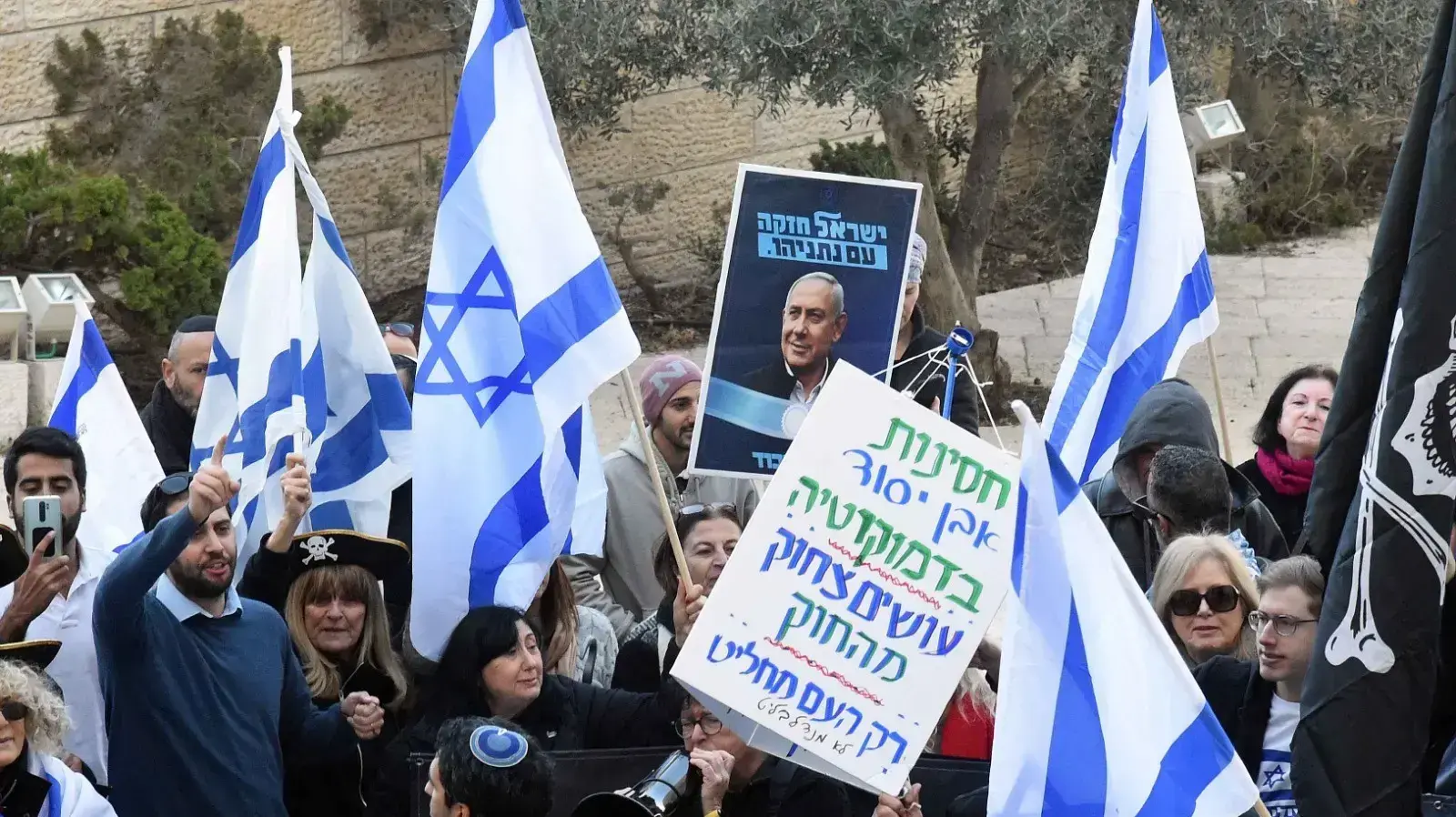 הפגנה מחוץ לדיון בשאלה האם ראש הממשלה בנימין נתניהו יוכל להרכיב ממשלה תחת כתב אישום, בית המשפט העליון 31 בדצמבר 2019 הפגנה מחוץ לדיון בשאלה האם ראש הממשלה בנימין נתניהו יוכל להרכיב ממשלה תחת כתב אישום, בית המשפט העליון 31 בדצמבר 2019