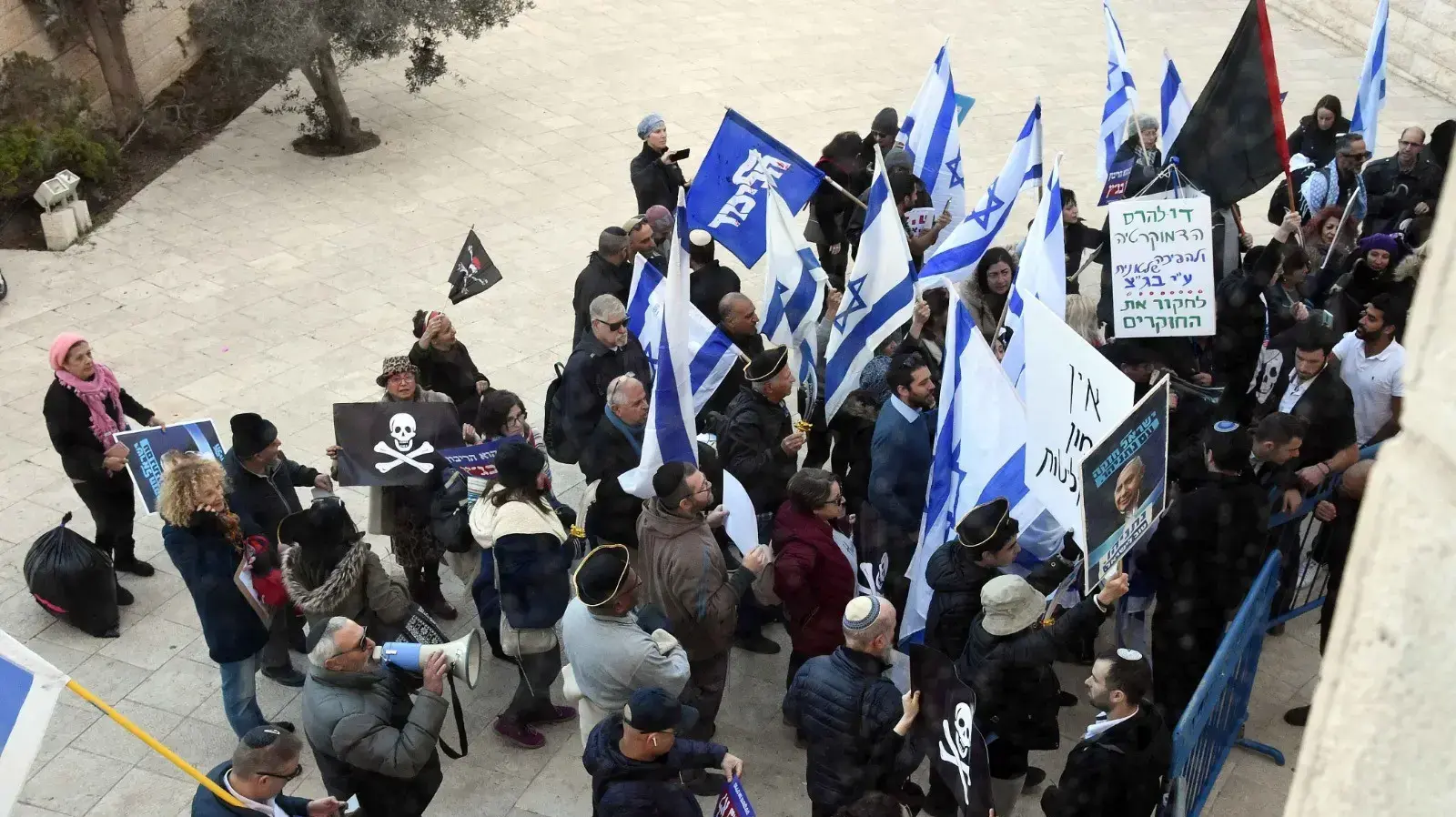 הפגנה מחוץ לדיון בשאלה האם ראש הממשלה בנימין נתניהו יוכל להרכיב ממשלה תחת כתב אישום, בית המשפט העליון 31 בדצמבר 2019 הפגנה מחוץ לדיון בשאלה האם ראש הממשלה בנימין נתניהו יוכל להרכיב ממשלה תחת כתב אישום, בית המשפט העליון 31 בדצמבר 2019
