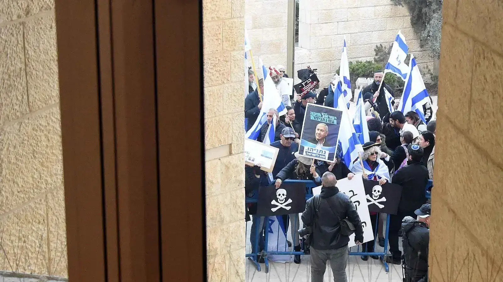 הפגנה מחוץ לדיון בשאלה האם ראש הממשלה בנימין נתניהו יוכל להרכיב ממשלה תחת כתב אישום, בית המשפט העליון 31 בדצמבר 2019 הפגנה מחוץ לדיון בשאלה האם ראש הממשלה בנימין נתניהו יוכל להרכיב ממשלה תחת כתב אישום, בית המשפט העליון 31 בדצמבר 2019
