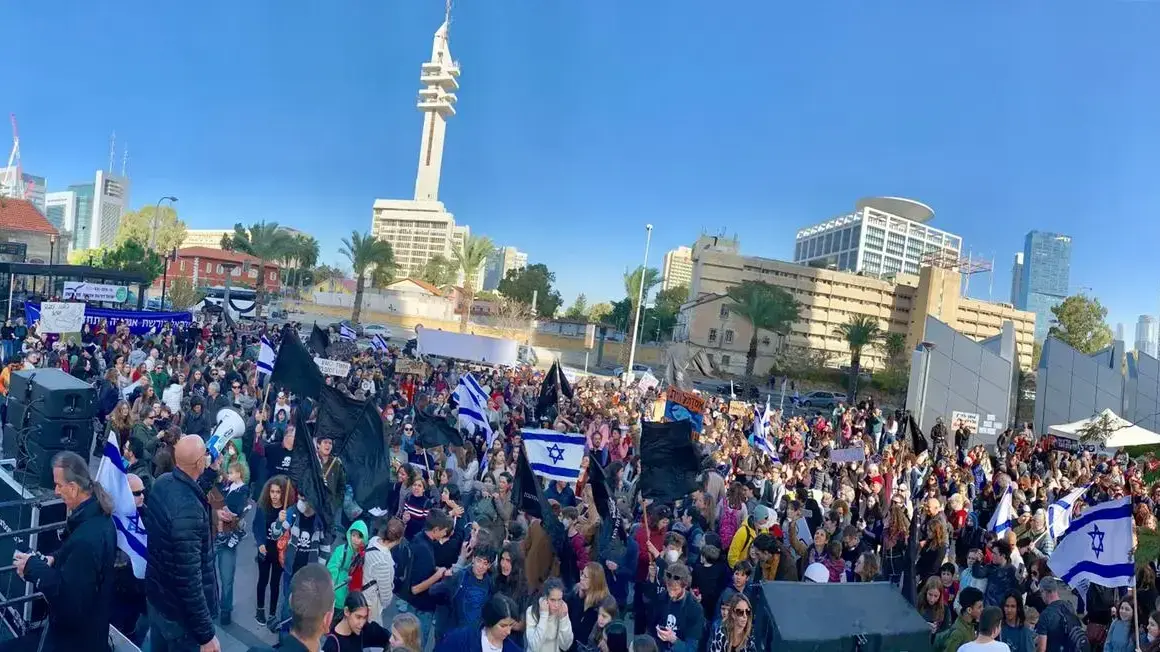 תושבי יישובי חוף הכרמל, עוטף לוויתן, מפגינים בתל אביב בגלל הנישוב מאסדת הקידוח, 31 בדצמבר 2019 תושבי יישובי חוף הכרמל, עוטף לוויתן, מפגינים בתל אביב בגלל הנישוב מאסדת הקידוח, 31 בדצמבר 2019