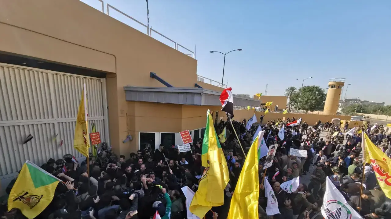 הפגנה מחוץ לבניין השגרירות האמריקנית בבגדאד עיראק, 31 בדצמבר 2019 הפגנה מחוץ לבניין השגרירות האמריקנית בבגדאד עיראק, 31 בדצמבר 2019