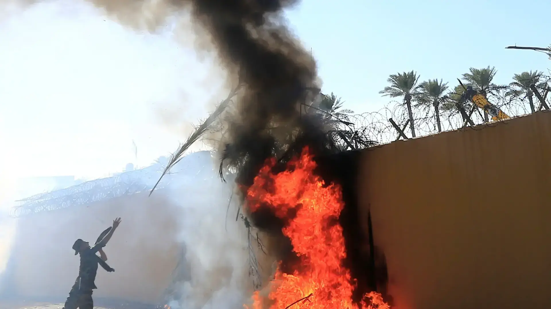 מפגינים פורצים לשגרירות ארה"ב בבגדאד, עיראק 31 בדצמבר 2019 