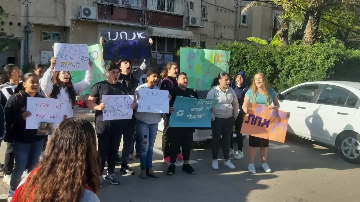 מחאה של תלמידים בקריית גת נגד גירוש אם חברתם 31 בדצמבר 2019 מחאה של תלמידים בקריית גת נגד גירוש אם חברתם 31 בדצמבר 2019