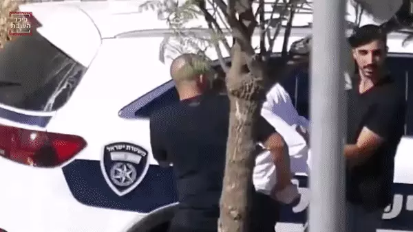 תיעוד: השוטר יעקב שיטרית מושף בפאות של עצור חרדי בהפגנה בבית שמש. 7 ביולי 2019.