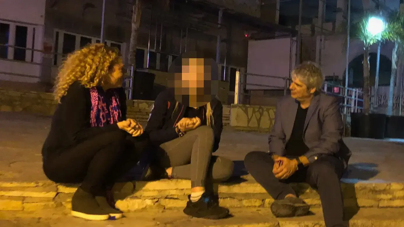 אורלי וילנאי וגיא מרוז מראיינים בקפריסין את הצעירה הבריטית בת ה-19 שטענה כי נאנסה על ידי קבוצת ישראלים אורלי וילנאי וגיא מרוז מראיינים בקפריסין את הצעירה הבריטית בת ה-19 שטענה כי נאנסה על ידי קבוצת ישראלים