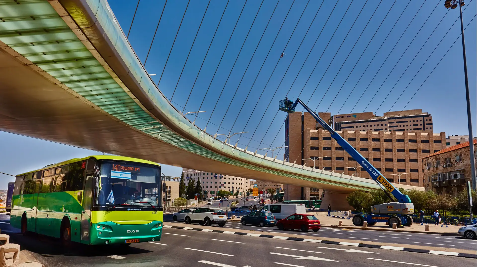 אוטובוס חולף מתחת לגשר המיתרים בירושלים אוטובוס חולף מתחת לגשר המיתרים בירושלים