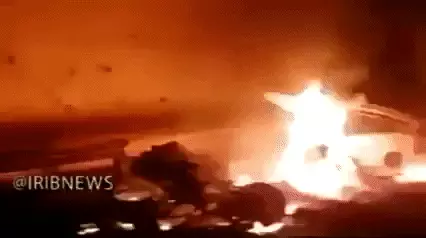 GIF -  רכבו של קאסם סולימאני עולה באש לאחר תקיפת ארה"ב שהביאה לחיסולו בבגדד, עיראק