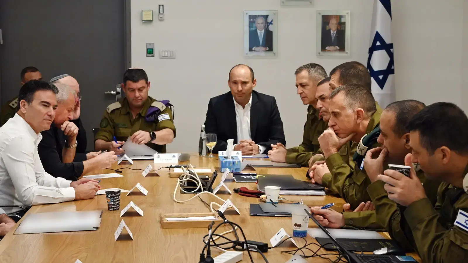 שר הביטחון, נפתלי בנט, סיים כעת דיון הערכת מצב בקריה בהשתתפות הרמטכ״ל, ראש המל״ל, ראש המוסד ובכירים נוספים במערכת הביטחון 3 בינואר 2019
שר הביטחון, נפתלי בנט, סיים כעת דיון הערכת מצב בקריה בהשתתפות הרמטכ״ל, ראש המל״ל, ראש המוסד ובכירים נוספים במערכת הביטחון 3 בינואר 2019