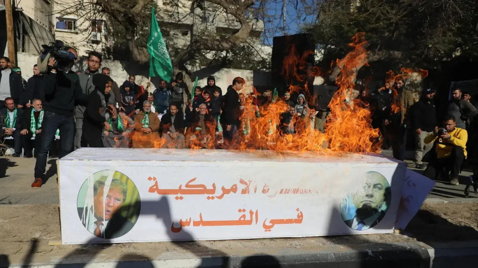 תומכי חמאס שורפים דגם של ארון קבורה המדמה את שגרירות ארצות הברית בירושלים עם תמונה של דונלד טראמפ וראש הממשלה בנימין נתניהו. 03 בינואר 2020. תומכי חמאס שורפים דגם של ארון קבורה המדמה את שגרירות ארצות הברית בירושלים עם תמונה של דונלד טראמפ וראש הממשלה בנימין נתניהו. 03 בינואר 2020.