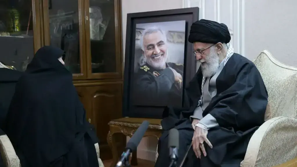 המנהיג העליון של איראן עלי חמינאי מנחם את אלמנתו של מפקד כוח קודס לשעבר, קאסם סולימאני, שחוסל על ידי ארצות הברית בעיראק. 03 בינואר 2020. המנהיג העליון של איראן עלי חמינאי מנחם את אלמנתו של מפקד כוח קודס לשעבר, קאסם סולימאני, שחוסל על ידי ארצות הברית בעיראק. 03 בינואר 2020.