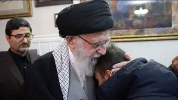 המנהיג העליון של איראן עלי חמינאי מנחם את משפחתו של מפקד כוח קודס לשעבר, קאסם סולימאני, שחוסל על ידי ארצות הברית בעיראק. 03 בינואר 2020. המנהיג העליון של איראן עלי חמינאי מנחם את משפחתו של מפקד כוח קודס לשעבר, קאסם סולימאני, שחוסל על ידי ארצות הברית בעיראק. 03 בינואר 2020.