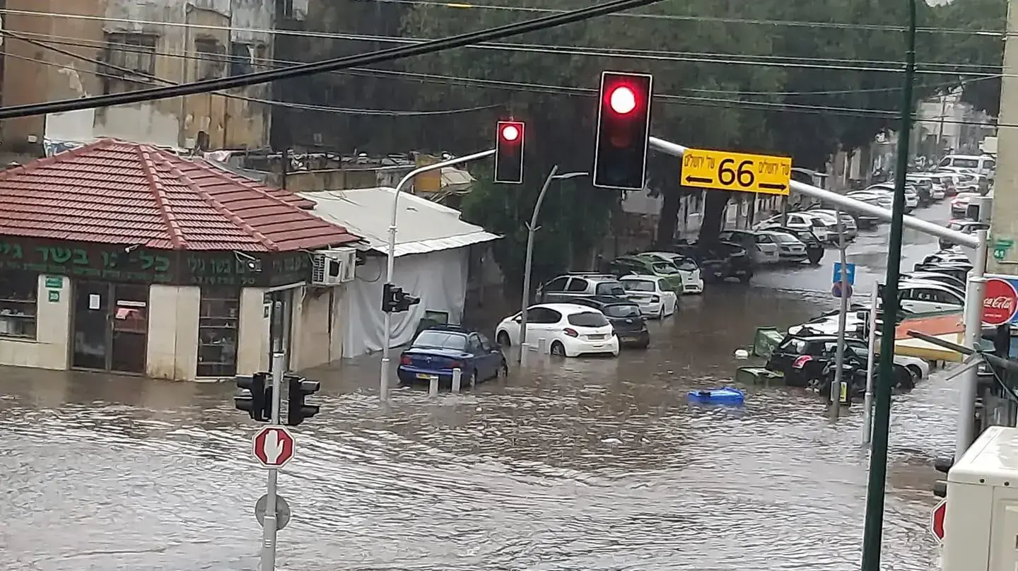 הצפות בשדרות ירושלים ברמת גן הצפות בשדרות ירושלים ברמת גן