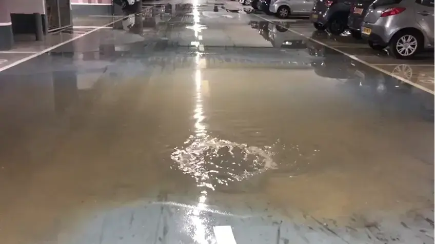 הצפות בחניון גינדי בתל אביב הצפות בחניון גינדי בתל אביב