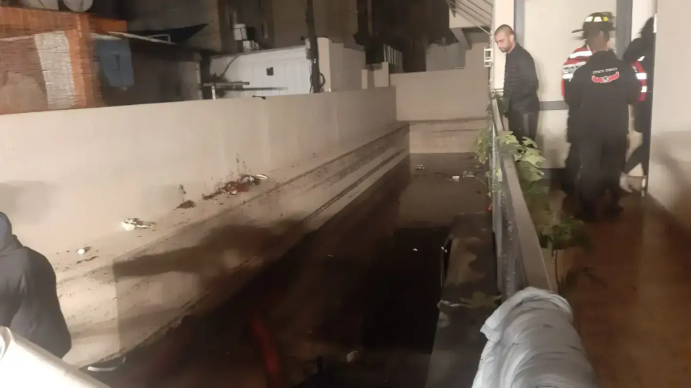 שאיבת מים מהכניסה לחניון ברחוב נדב בתל אביב. 4 בינואר 2020. שאיבת מים מהכניסה לחניון ברחוב נדב בתל אביב. 4 בינואר 2020.