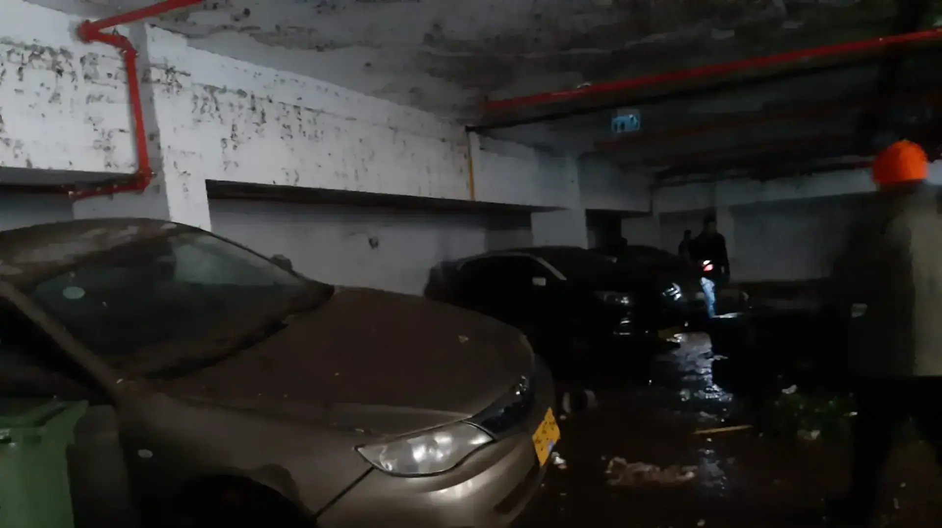חניון הבניין בשכונת התקווה שהוצף אתמול, בו נהרגו 2 צעירים, 5 בינואר 2019 חניון הבניין בשכונת התקווה שהוצף אתמול, בו נהרגו 2 צעירים, 5 בינואר 2019