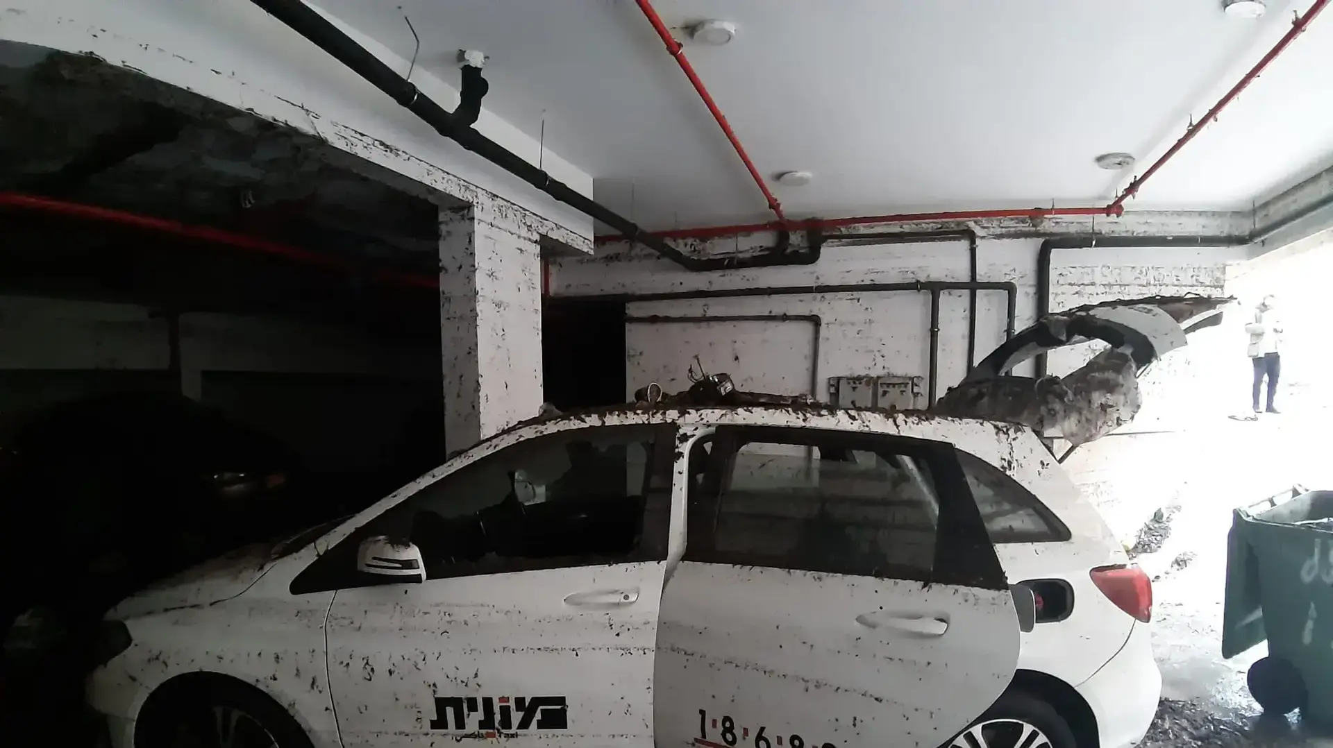 חניון הבניין בשכונת התקווה שהוצף אתמול, בו נהרגו 2 צעירים, 5 בינואר 2019 חניון הבניין בשכונת התקווה שהוצף אתמול, בו נהרגו 2 צעירים, 5 בינואר 2019