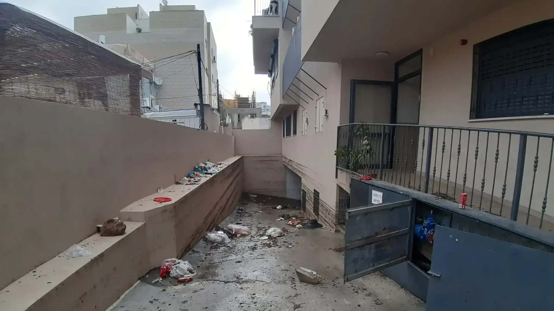 חניון הבניין בשכונת התקווה שהוצף אתמול, בו נהרגו 2 צעירים, 5 בינואר 2019 חניון הבניין בשכונת התקווה שהוצף אתמול, בו נהרגו 2 צעירים, 5 בינואר 2019