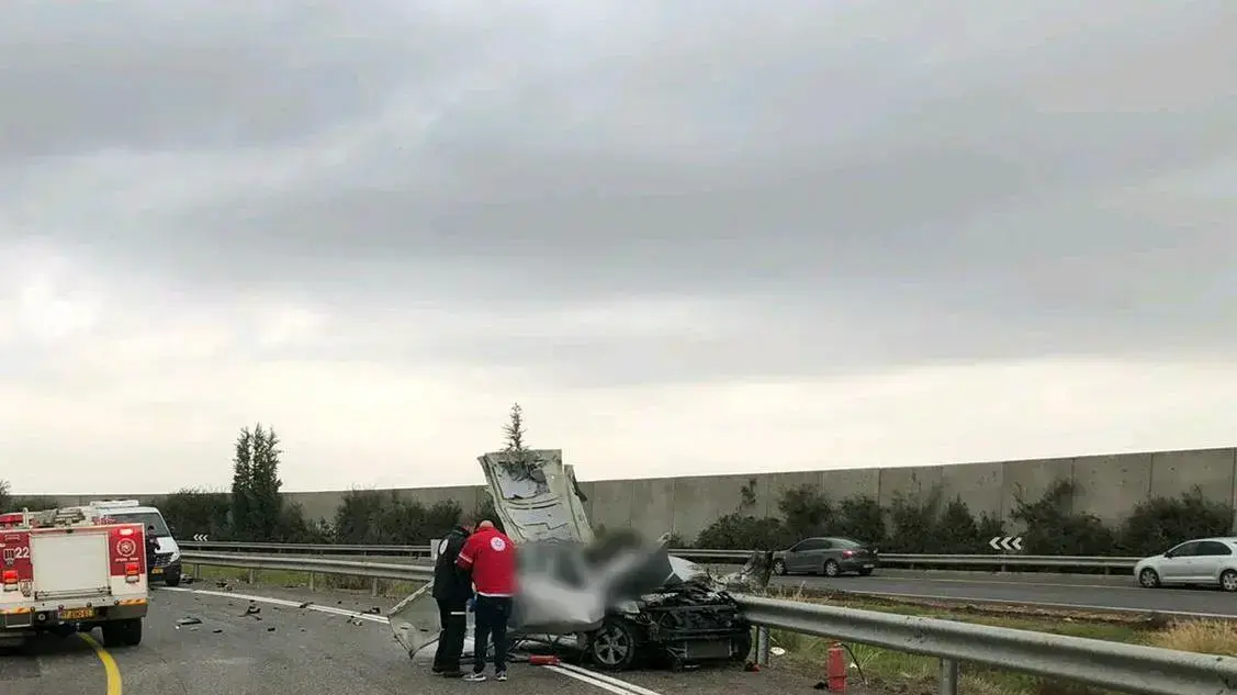 זירת האירוע בו נפצעו שלושה בני אדם, בניהם שני ילדים וגבר באורח אנוש, בפיצוץ רכב בכביש 6 סמוך למחלף ניצני עוז. 05 בינואר 2020.