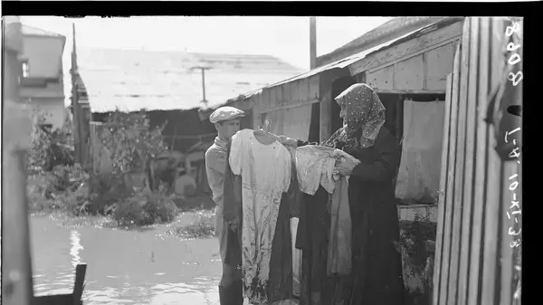 הצפה בתל אביב 1938. שכונת הפחים. הצפה בתל אביב 1938. שכונת הפחים.