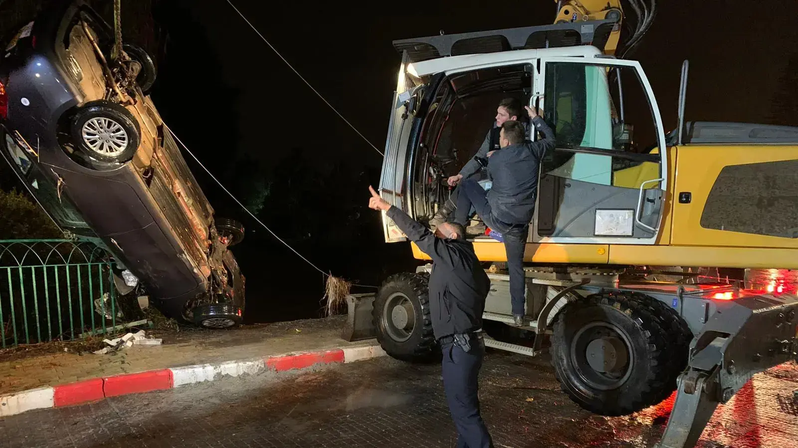 פעילות כוחות כיבוי והצלה באירוע חילוץ אדם שנסחף עם רכבו שיטפון באזור בנימינה 5 בינואר 2019 פעילות כוחות כיבוי והצלה באירוע חילוץ אדם שנסחף עם רכבו שיטפון באזור בנימינה 5 בינואר 2019