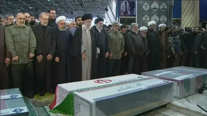 המנהיג העליון עלי חמינאי, הנשיא חסן רוחאני ובכירי המשטר בהלווית קאסם סולימאני, טהראן, איראן, 6 בינואר 2020 המנהיג העליון עלי חמינאי, הנשיא חסן רוחאני ובכירי המשטר בהלווית קאסם סולימאני, טהראן, איראן, 6 בינואר 2020
