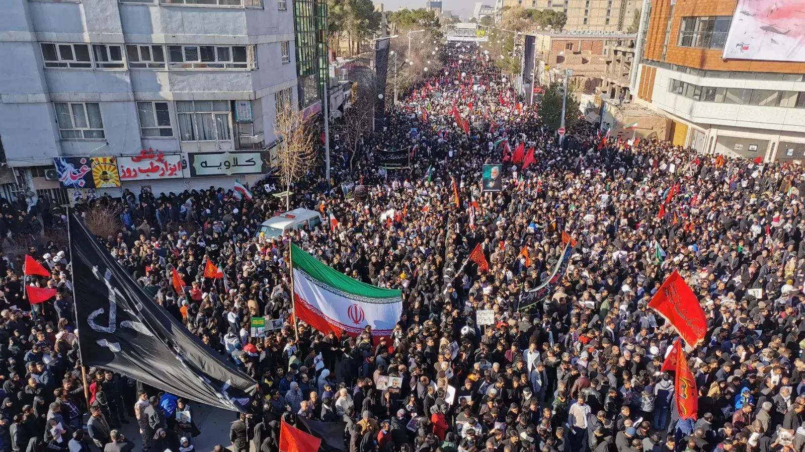 מסע הלוויית קאסם סולימאני בעיר הולדתו כרמאן, איראן, 7 בינואר 2020 מסע הלוויית קאסם סולימאני בעיר הולדתו כרמאן, איראן, 7 בינואר 2020