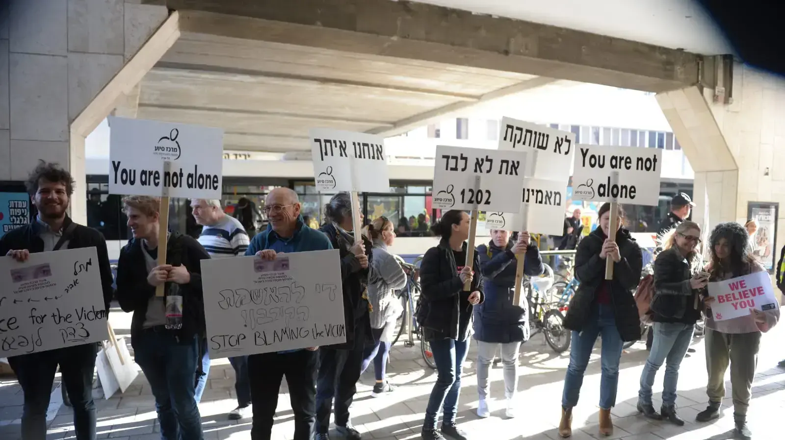 הפגנה המתקיימת מול שגרירות קפריסין לתמיכה בצעירה הבריטית המואשמת בקפריסין בבדיית אונס קבוצתי על ידי חבורת צעירים ישראליים, 7 בינואר 2020
הפגנה המתקיימת מול שגרירות קפריסין לתמיכה בצעירה הבריטית המואשמת בקפריסין בבדיית אונס קבוצתי על ידי חבורת צעירים ישראליים, 7 בינואר 2020
