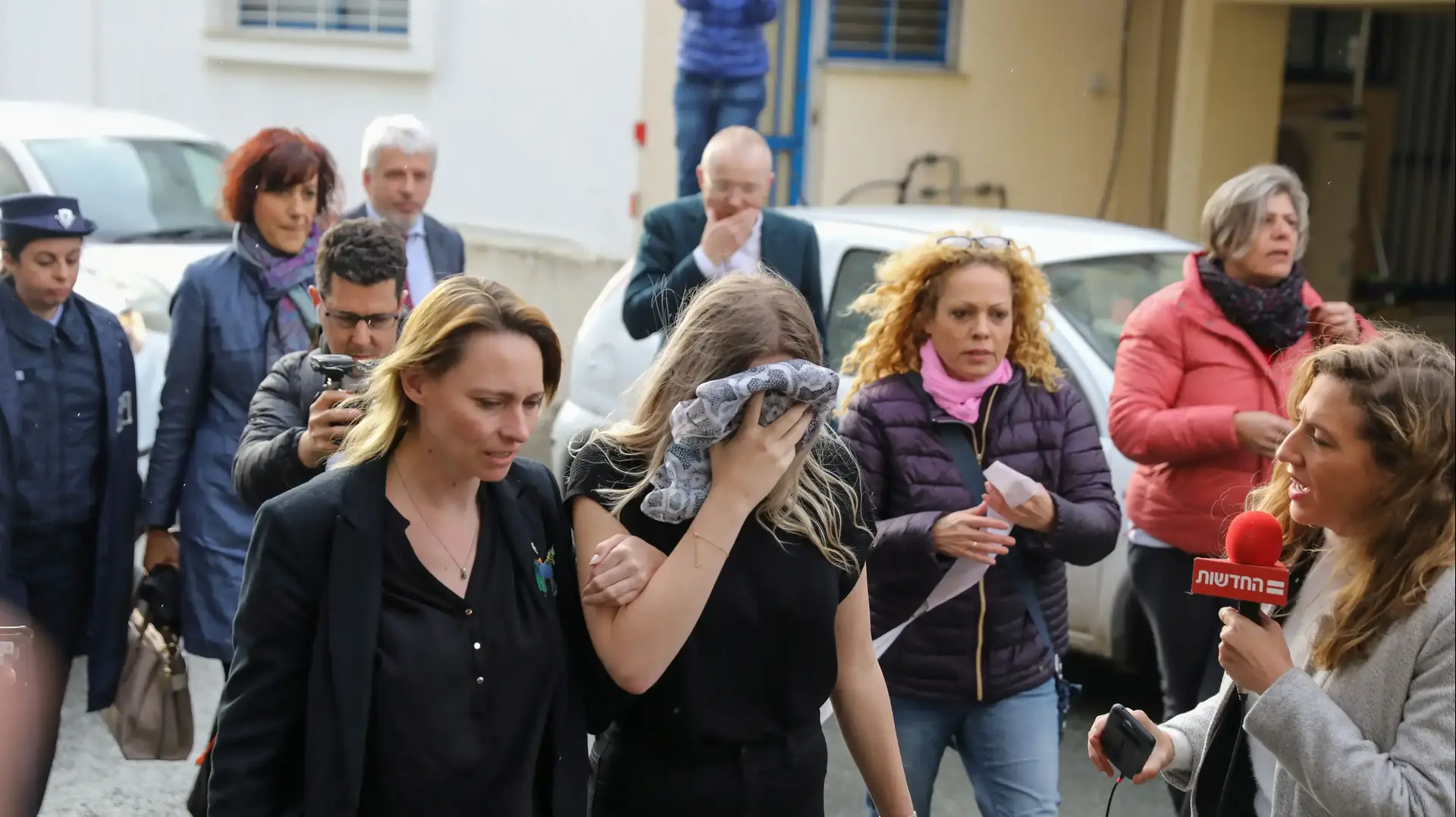 הצעירה הבריטית מגיעה לבית המשפט לשמיעת גזר דין, קפריסין, 7 בינואר 2020