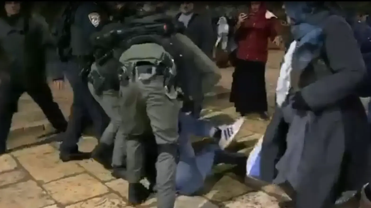 תיעוד שוטרי מג"ב מכים מתפלל פלסטיני במהלך מעצר בהר הבית. 07 בינואר 2020. תיעוד שוטרי מג"ב מכים מתפלל פלסטיני במהלך מעצר בהר הבית. 07 בינואר 2020.