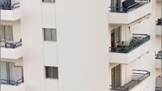 פעוטה נצפתה הולכת על מעקה בגובה 12 מטרים פעוטה נצפתה הולכת על מעקה בגובה 12 מטרים