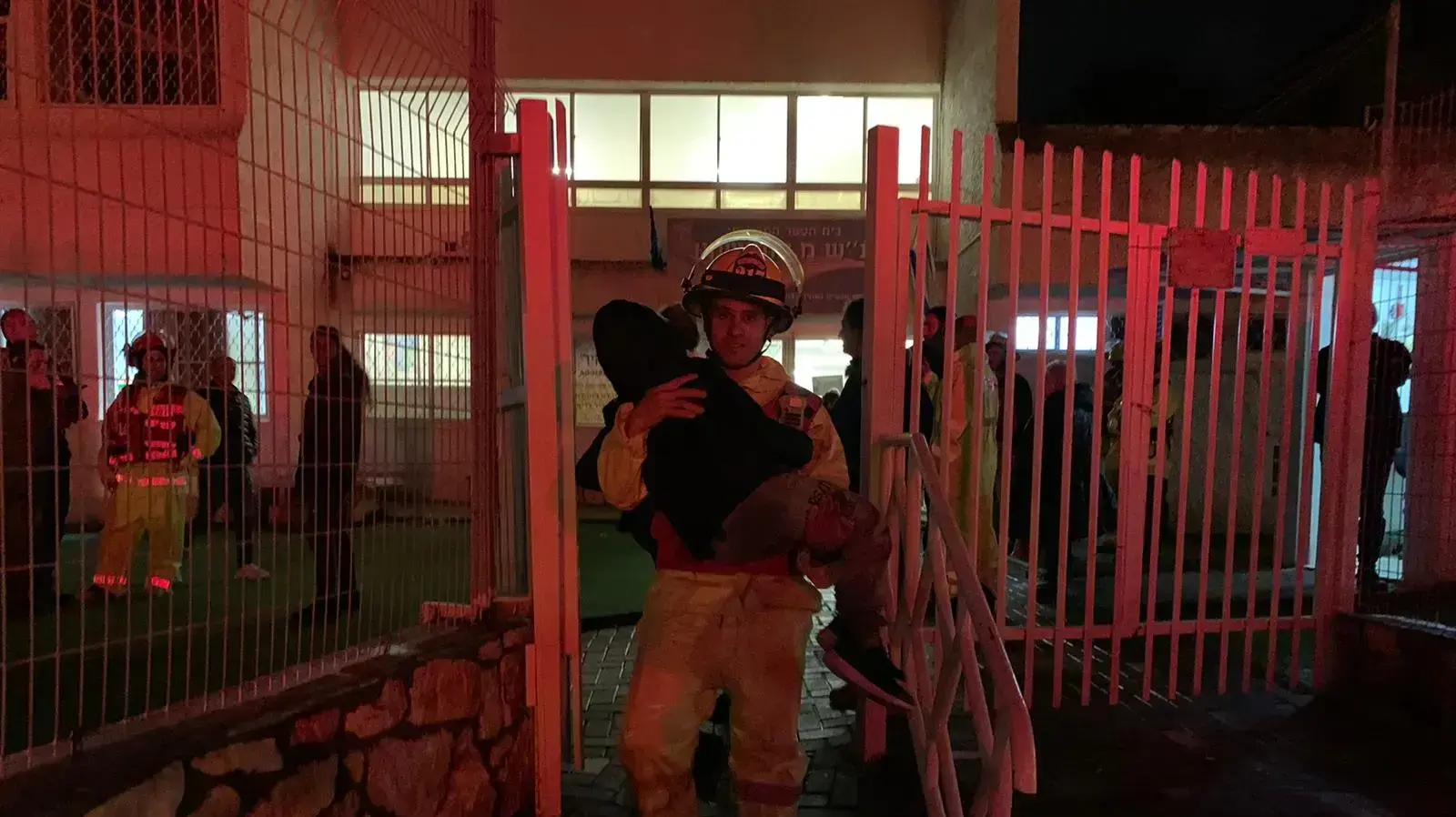 חילוץ מאה תלמידים לכודים בבית ספר אוסישקין, בנהריה 8 בינואר 2019
חילוץ מאה תלמידים לכודים בבית ספר אוסישקין, בנהריה 8 בינואר 2019