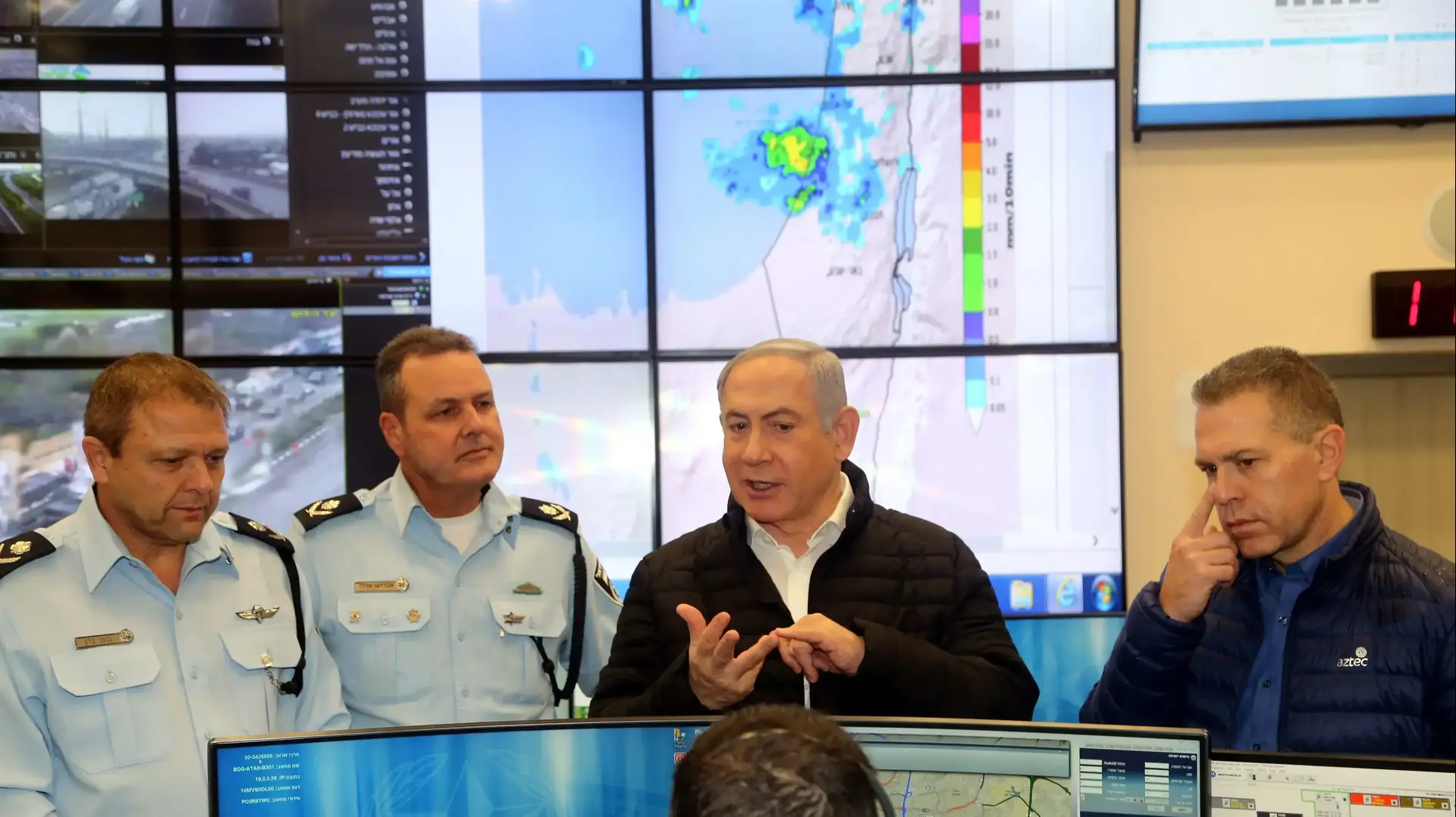 ראש הממשלה, בנימין נתניהו, השר לביטחון פנים גלעד ארדן ומ"מ מקום המפכ"ל, מוטי כהן במהלך ביקורם במרכז השליטה של משטרת ישראל, בית דגן 9 בינואר 2019