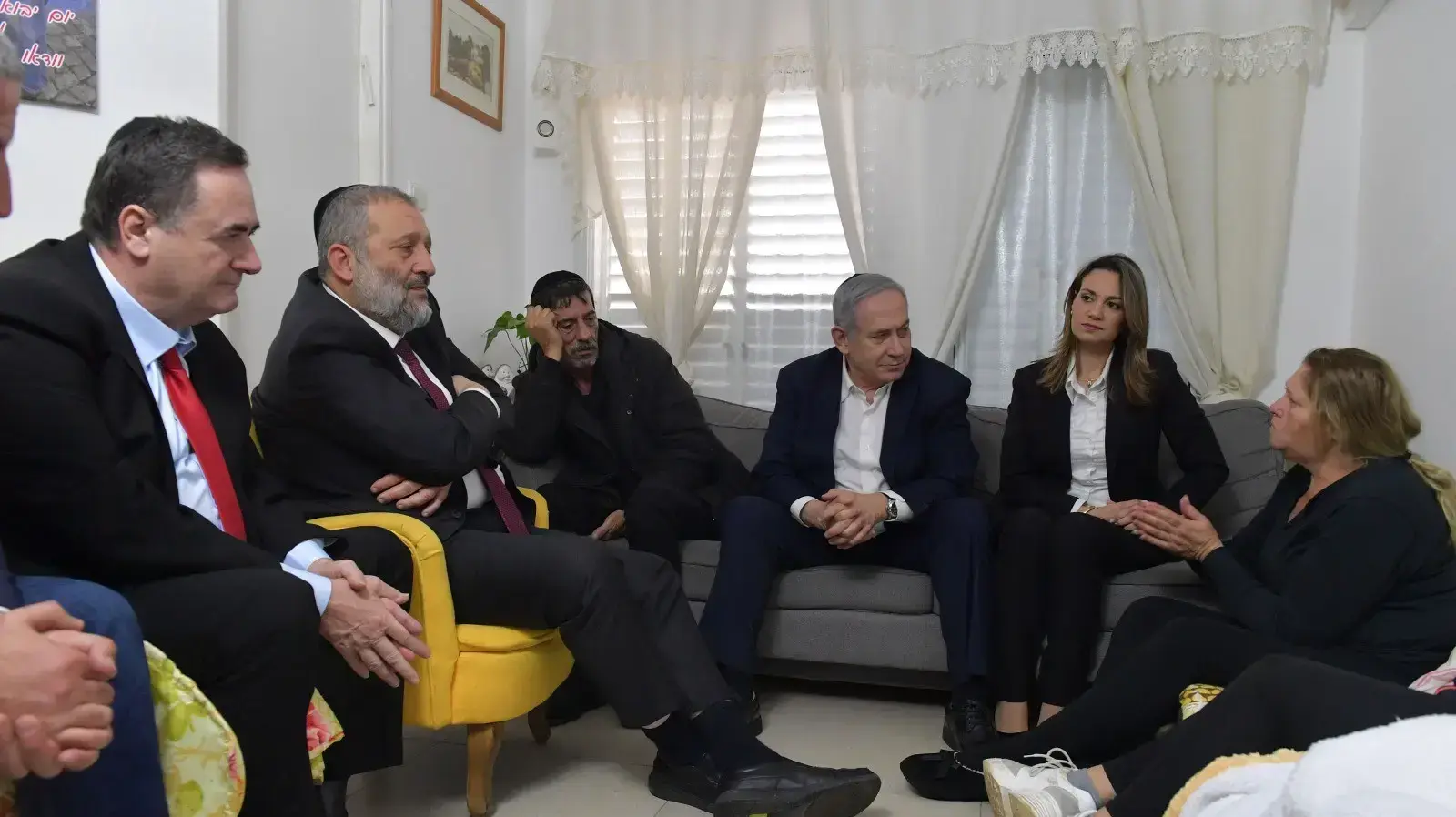 ראש הממשלה בנימין נתניהו קיים ביקור תנחומים בבית משפחתו של מוטי בן שבת ז"ל, שנהרג בעת שהשתתף במאמצי החילוץ בשיטפונות בנהריה.
לביקור התנחומים הצטרפו גם שר החוץ ישראל כ"ץ, שר הפנים אריה דרעי ושרת הבינוי והשיכון יפעת שאשא ביטון. 12 בינואר 2020 ראש הממשלה בנימין נתניהו קיים ביקור תנחומים בבית משפחתו של מוטי בן שבת ז"ל, שנהרג בעת שהשתתף במאמצי החילוץ בשיטפונות בנהריה.
לביקור התנחומים הצטרפו גם שר החוץ ישראל כ"ץ, שר הפנים אריה דרעי ושרת הבינוי והשיכון יפעת שאשא ביטון. 12 בינואר 2020