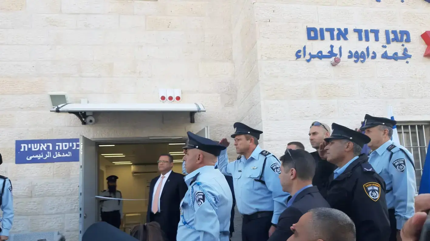 פתיחת מש"מ(מרכז שירות משולב) צור באהר,
במעמד השר לבטחון פנים, ח"כ גלעד ארדן, מ"מ המפכ"ל, רב ניצב מוטי כהן, ממ"ז ירושלים, ניצב דורון ידיד ור' העיר ירושלים, מר משה ליאון. 12 בינואר 2020
פתיחת מש"מ(מרכז שירות משולב) צור באהר,
במעמד השר לבטחון פנים, ח"כ גלעד ארדן, מ"מ המפכ"ל, רב ניצב מוטי כהן, ממ"ז ירושלים, ניצב דורון ידיד ור' העיר ירושלים, מר משה ליאון. 12 בינואר 2020