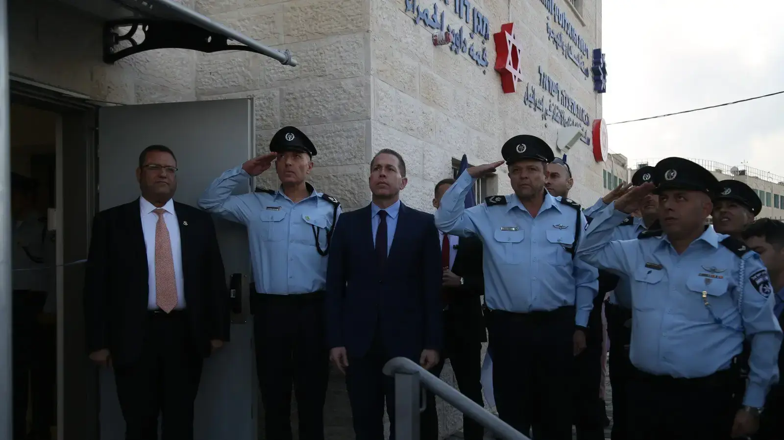 פתיחת מש"מ(מרכז שירות משולב) צור באהר,
במעמד השר לבטחון פנים, ח"כ גלעד ארדן, מ"מ המפכ"ל, רב ניצב מוטי כהן, ממ"ז ירושלים, ניצב דורון ידיד ור' העיר ירושלים, מר משה ליאון. 12 בינואר 2020 פתיחת מש"מ(מרכז שירות משולב) צור באהר,
במעמד השר לבטחון פנים, ח"כ גלעד ארדן, מ"מ המפכ"ל, רב ניצב מוטי כהן, ממ"ז ירושלים, ניצב דורון ידיד ור' העיר ירושלים, מר משה ליאון. 12 בינואר 2020